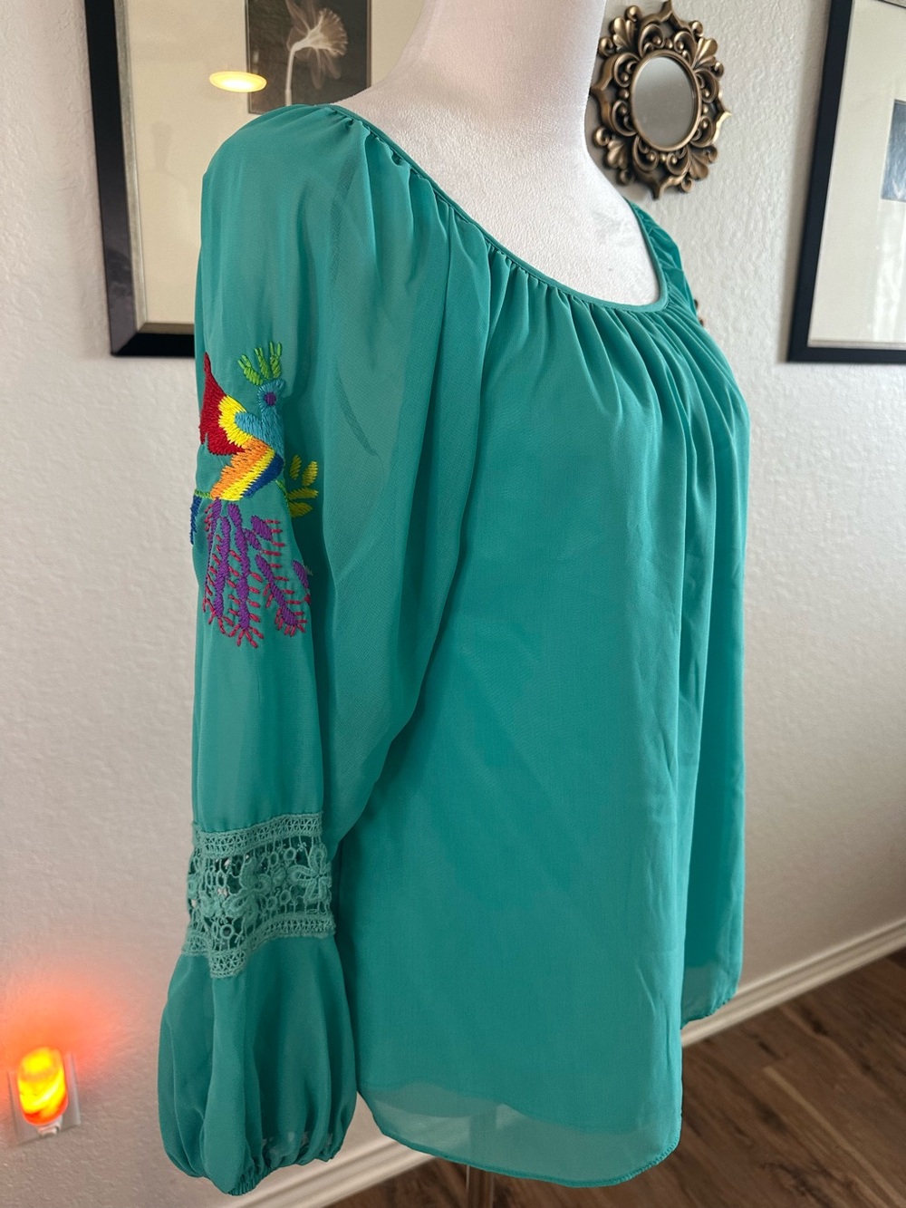 VaVa by Joy Han Turquoise Bohemian Peasant Top BEAUTIFUL EMBROIDERED SLEEVES!